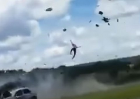 Vídeo mostra acidente em que motociclista na contra mão voa sobre carro 