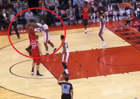 Jogadores se estranham e 'saem no braço' durante partida da NBA