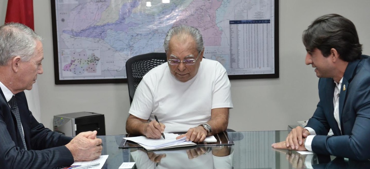 Amazonino assina contrato para construção de 300 unidades habitacionais em Manaus