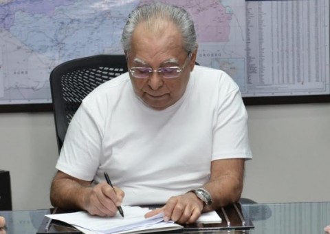 Amazonino assina contrato para construção de 300 unidades habitacionais em Manaus