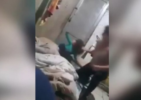  'Ela mereceu', diz mãe após espancar filha de três anos por causa de um tablet