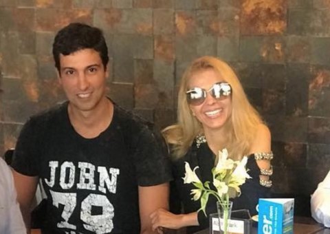 Joelma posta primeira foto com namorado após 10 meses juntos