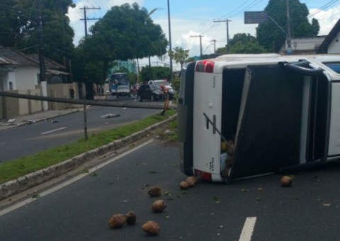 Dirigindo, jovem atende telefone e faz carro de luxo capotar em Manaus