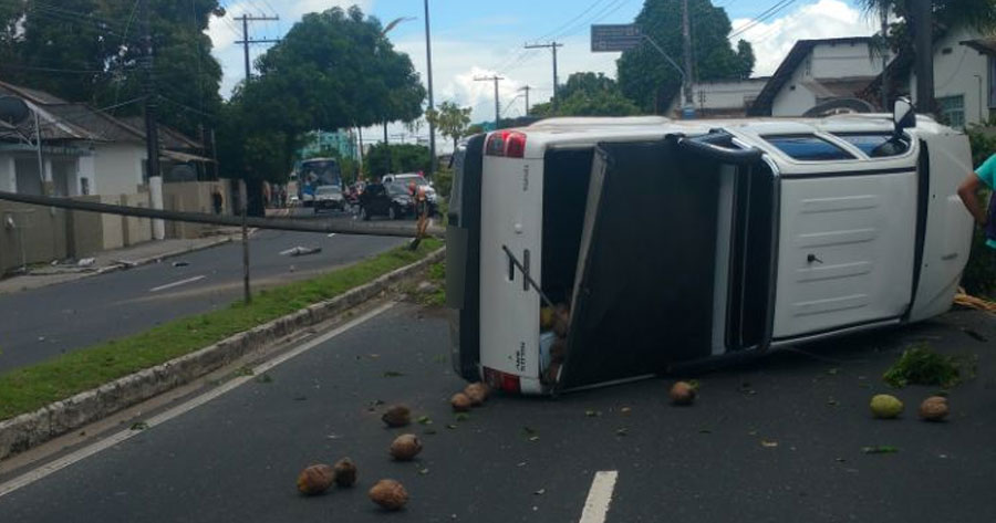 Dirigindo, jovem atende telefone e faz carro de luxo capotar em Manaus