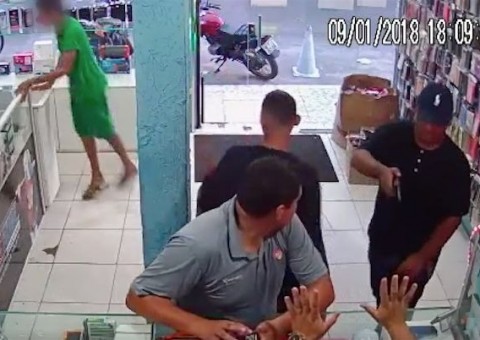 Câmeras flagram bandidos armados ameaçando funcionários de loja durante assalto em Manaus