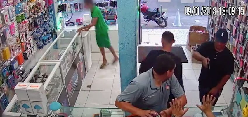Câmeras flagram bandidos armados ameaçando funcionários de loja durante assalto em Manaus
