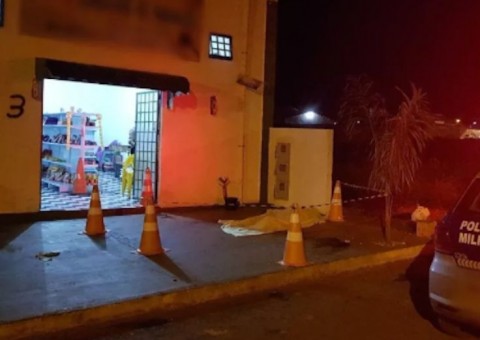 Pedreiro morre esfaqueado após tentar separar briga em comércio
