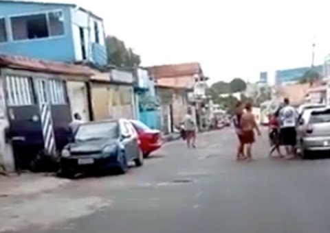 Vídeo flagra mulher saindo aos tapas com suposta amante do marido em Manaus