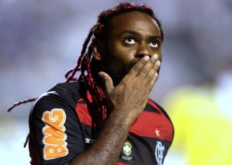 Flamengo corre para fechar com Love e Walace antes de reapresentação 