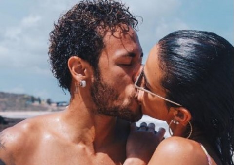 Neymar posta foto de beijo quente em Bruna Marquezine