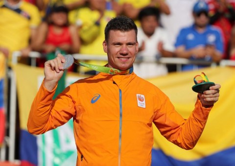 Prata na Rio 2016, atleta sofre acidente grave e está em coma