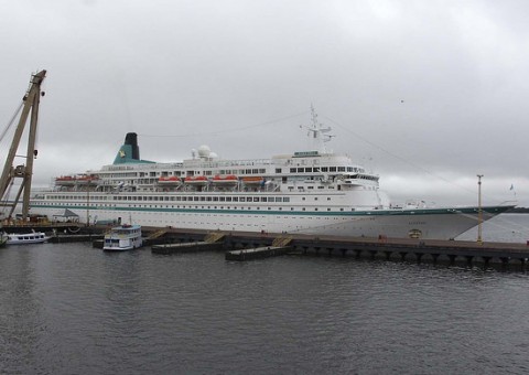 Cruzeiro de luxo atraca no Porto de Manaus com mais de 800 turistas a bordo