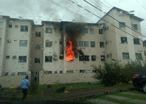 Fogo se alastra rápido e causa incêndio em apartamento de Manaus