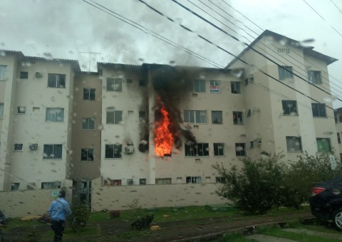 Incêndio destrói apartamento em Manaus