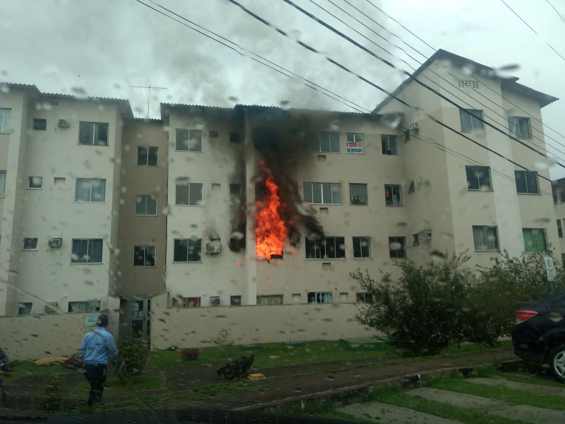 Incêndio destrói apartamento em Manaus