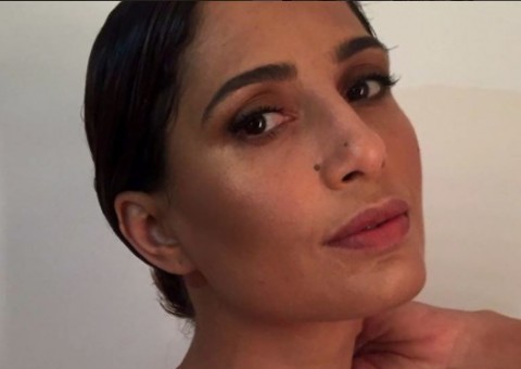 Camila Pitanga revira o baú e posta foto antiga com Carolina Dieckamnn e Piovani