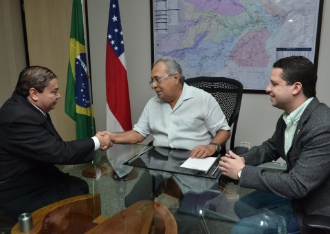  Governador Amazonino Mendes empossa novo titular da Setrab