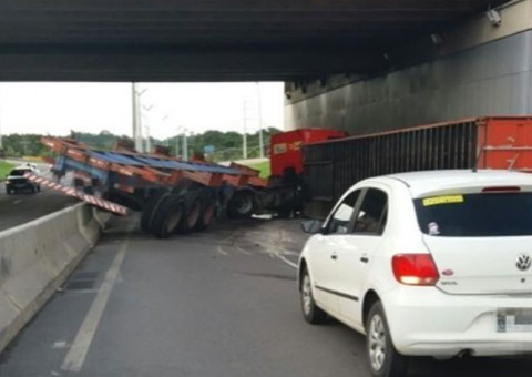  Carreta tomba próximo ao Aeroporto e congestiona principais avenidas de Manaus