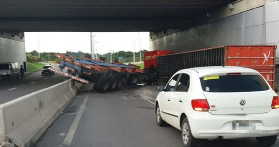  Carreta tomba próximo ao Aeroporto e congestiona principais avenidas de Manaus