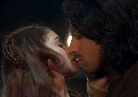 Fãs piram com primeiro beijo de Afonso e Amália em Deus Salve o Rei