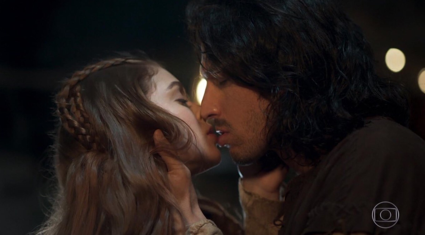 Fãs piram com primeiro beijo de Afonso e Amália em Deus Salve o Rei