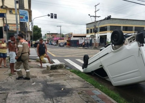 Carro capota após acidente de trânsito e homem fica ferido em Manaus