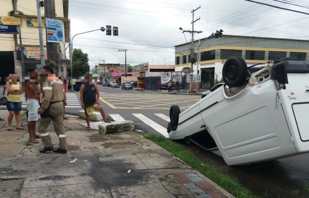 Carro capota após acidente de trânsito e homem fica ferido em Manaus