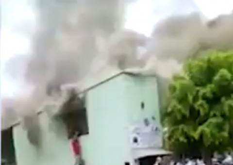 Homem escala casa para salvar garoto de 7 anos de incêndio