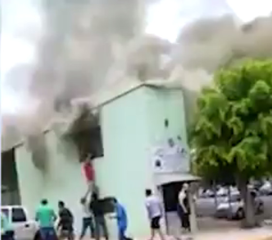 Homem escala casa para salvar garoto de 7 anos de incêndio