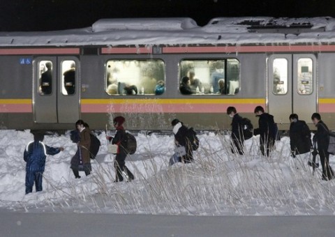 Centenas de pessoas ficam presas por 15h em trem no Japão