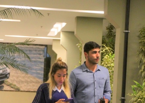 Anitta e marido fazem rara aparição pública durante passeio