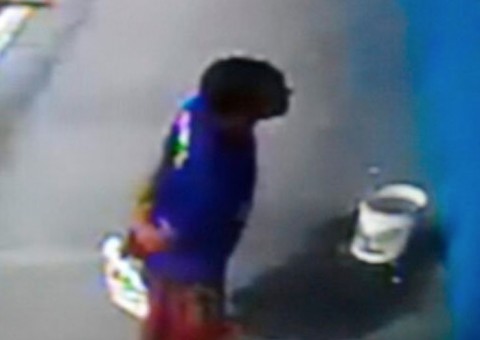 Câmera flagra homem roubando moto de dentro de escola pública em Manaus