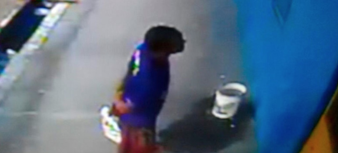 Câmera flagra homem roubando moto de dentro de escola pública em Manaus