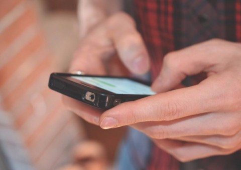 Pai denuncia filho que guardava fotos de criança nua em celular