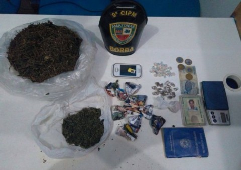 Mulher de traficante é presa com drogas após ele fugir da polícia no Amazonas