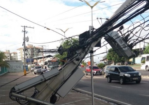 Carro se choca violentamente contra poste e motorista fica ferido em Manaus