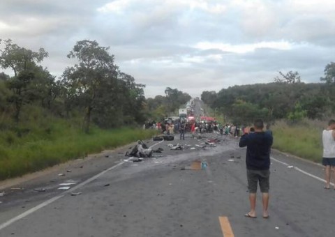 Acidente na BR-251 mata sete e deixa 39 feridos