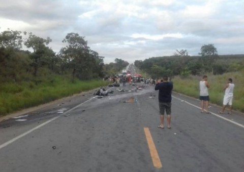Número de mortos em acidente na BR-251 sobe para 13 