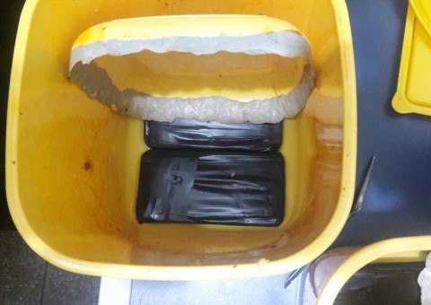 Visitantes tentam entrar em presídio de Manaus com materiais proibidos em fundos falsos de vasilhas