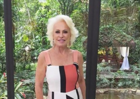  Aos 68 anos, Ana Maria Braga posa de biquíni em foto rara