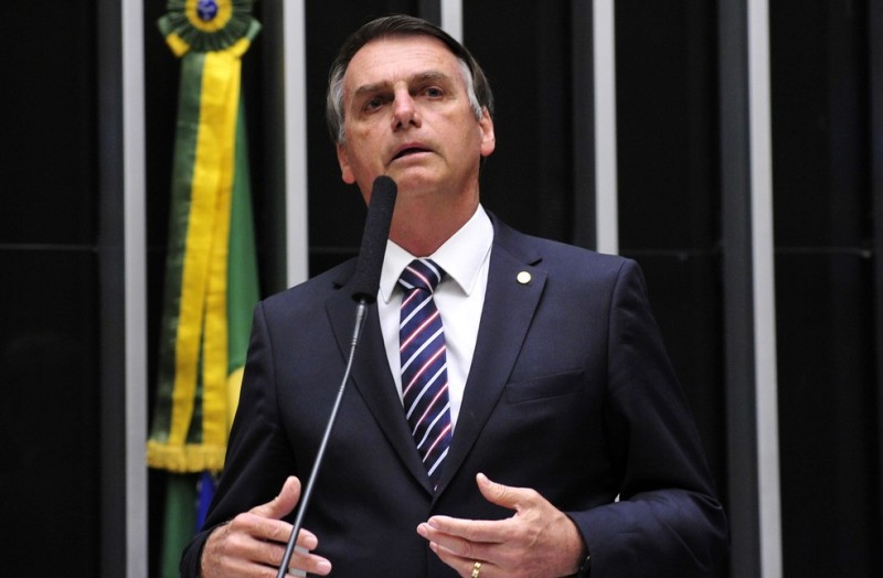 Em campanha, Bolsonaro gasta 39% a mais com voos pagos pela Câmara