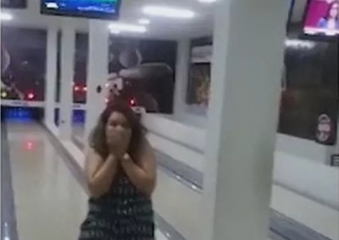 Mulher arremessa bola de boliche e algo desastroso acontece