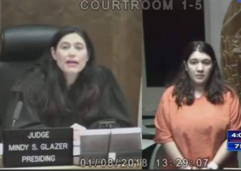 Professora é presa após confessar relação de dois anos com aluno