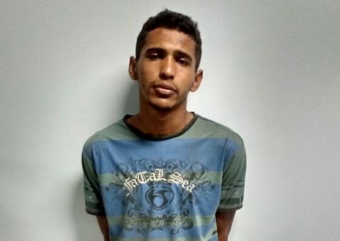 Homem é flagrado roubando casa em Manaus e se dá mal