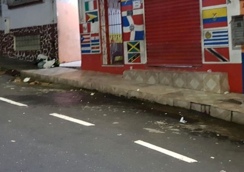 Na frente de restaurante, homem é alvejado por suspeitos misteriosos no Centro