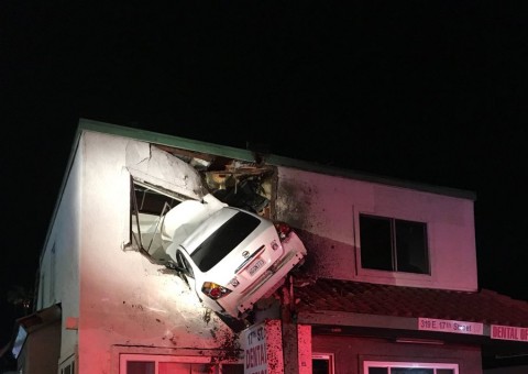 Carro 'voa' e fica cravado no primeiro andar de prédio