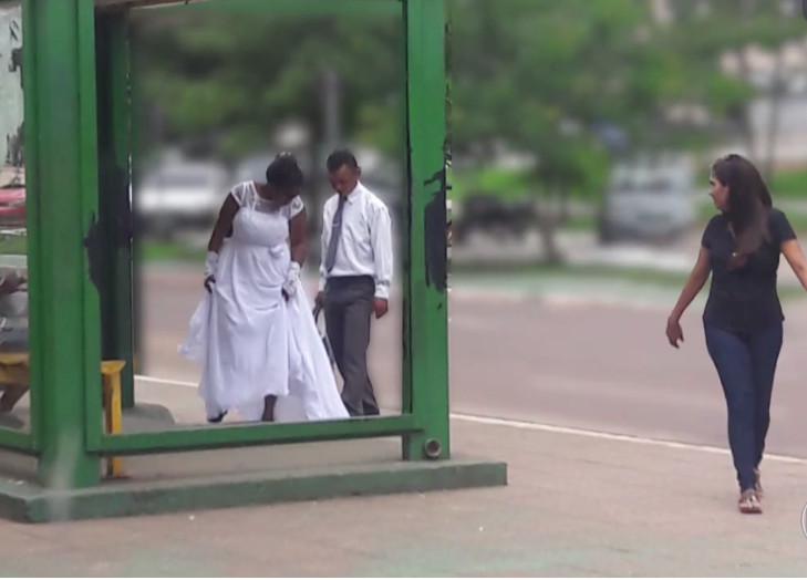 Casal ganha festança de casamento após foto em ponto de ônibus viralizar
