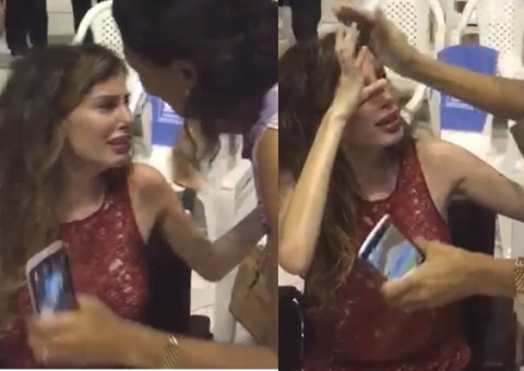Em cadeira de rodas, Youtuber Camilla Uckers chora e é consolada pelos fãs em culto