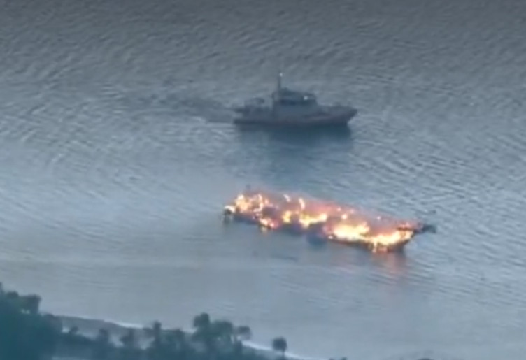 Iate-cassino pega fogo com 50 pessoas a bordo 