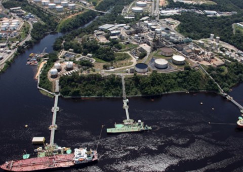Funcionários de refinaria paralisam atividades em Manaus